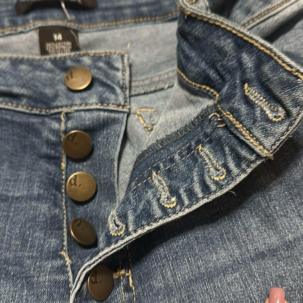 D jeans capri pants with a wider bottom